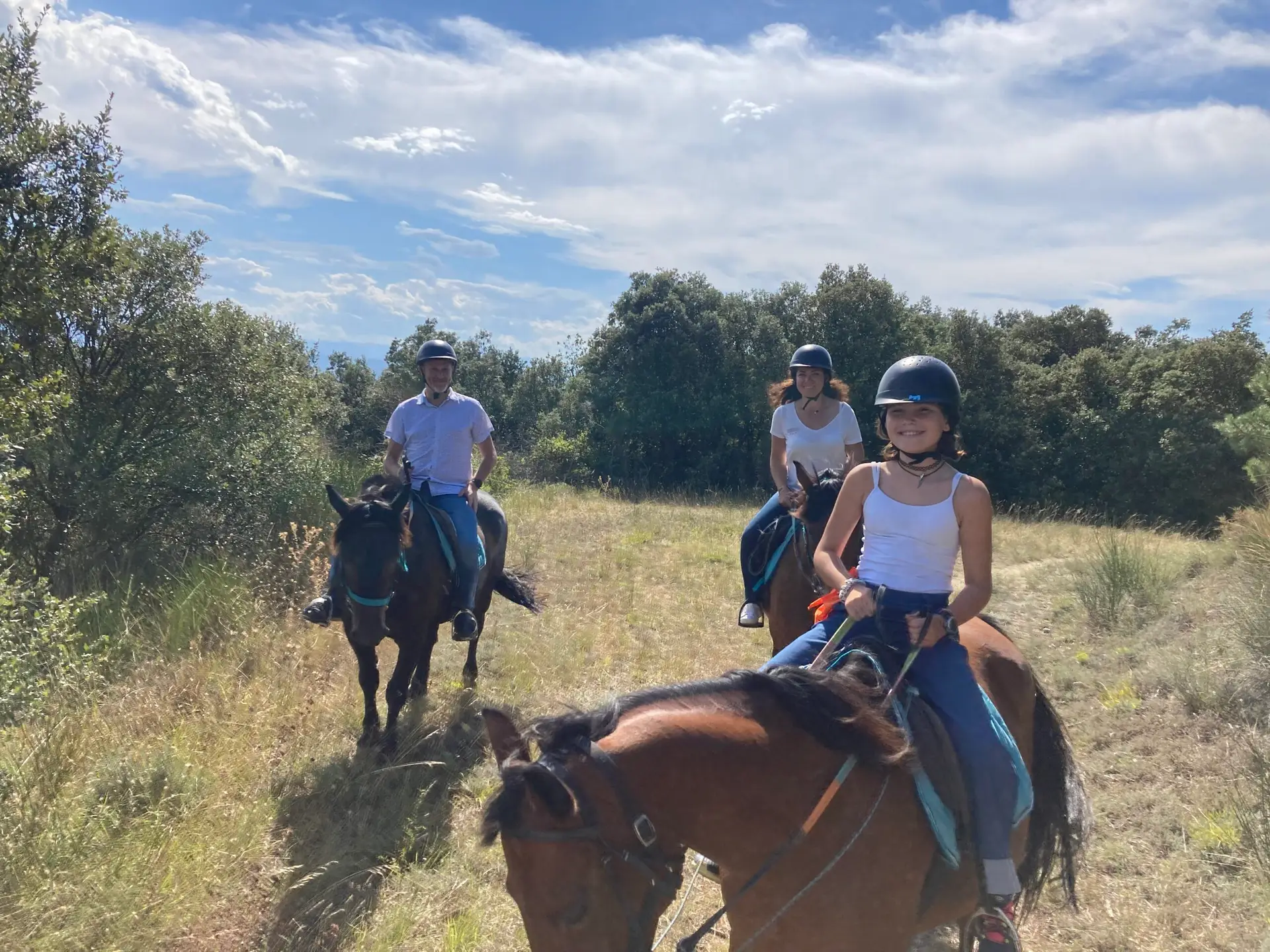 Réservez une nuit insolite avec jacuzzi privatif dans nos cabanes avec spa et piscine Séjour insolite & nature en duo, en famille dans l'Aude