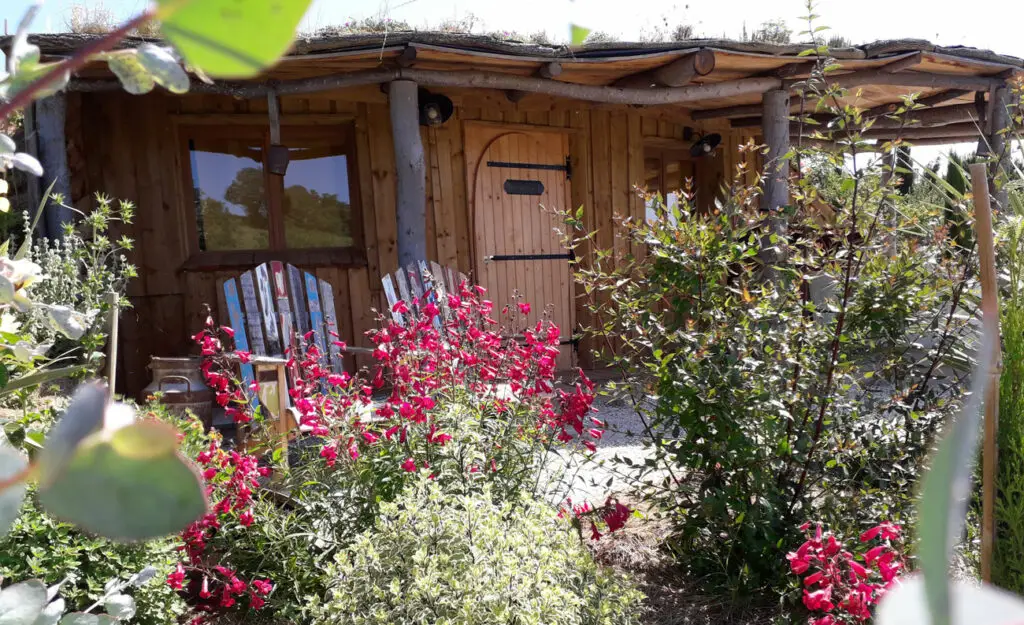dépaysement - cadre nature - petits hommes - maison hobbit -aude - occitanie