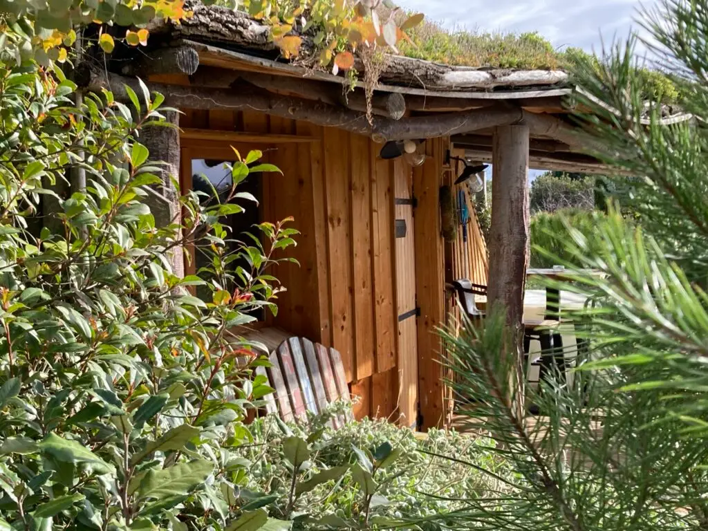 maison hobbit troglodyte toute en bois -cabanes tresors de campagne avec spa privatif occitanie - insolite et nature - cabane hobbit unique en occitanie - vacances insolites en famille