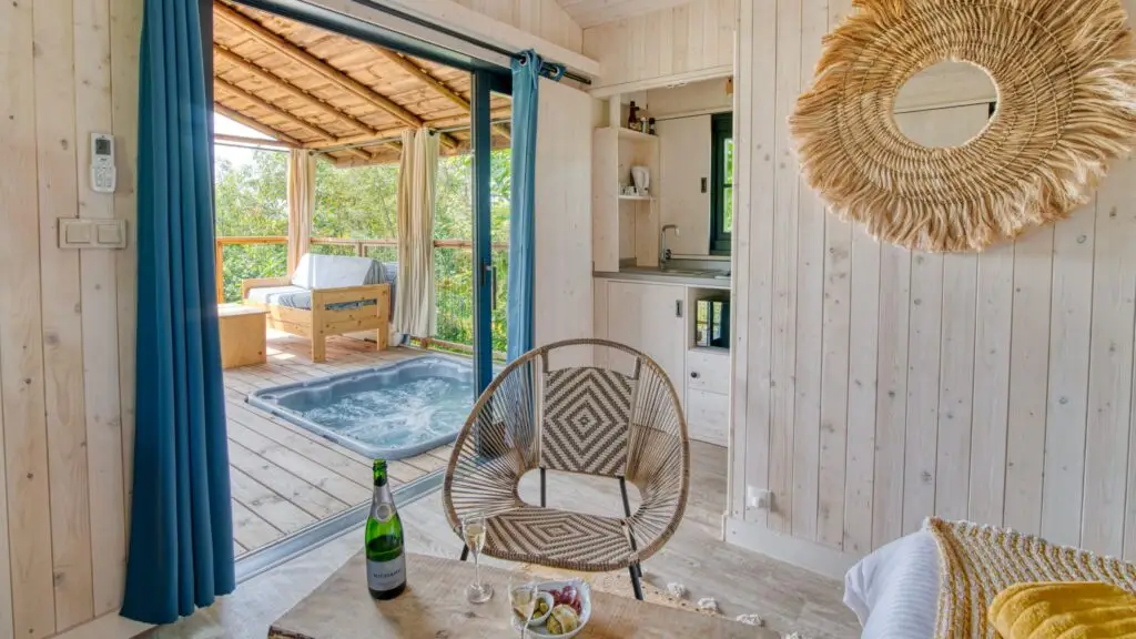 lodge sur pilotis Miel et coton - love room carcassonne avec spa privatif - cabanes tresors de campagne - occitanie - nid douillet cosy et cocooning - nuit en amoureux
