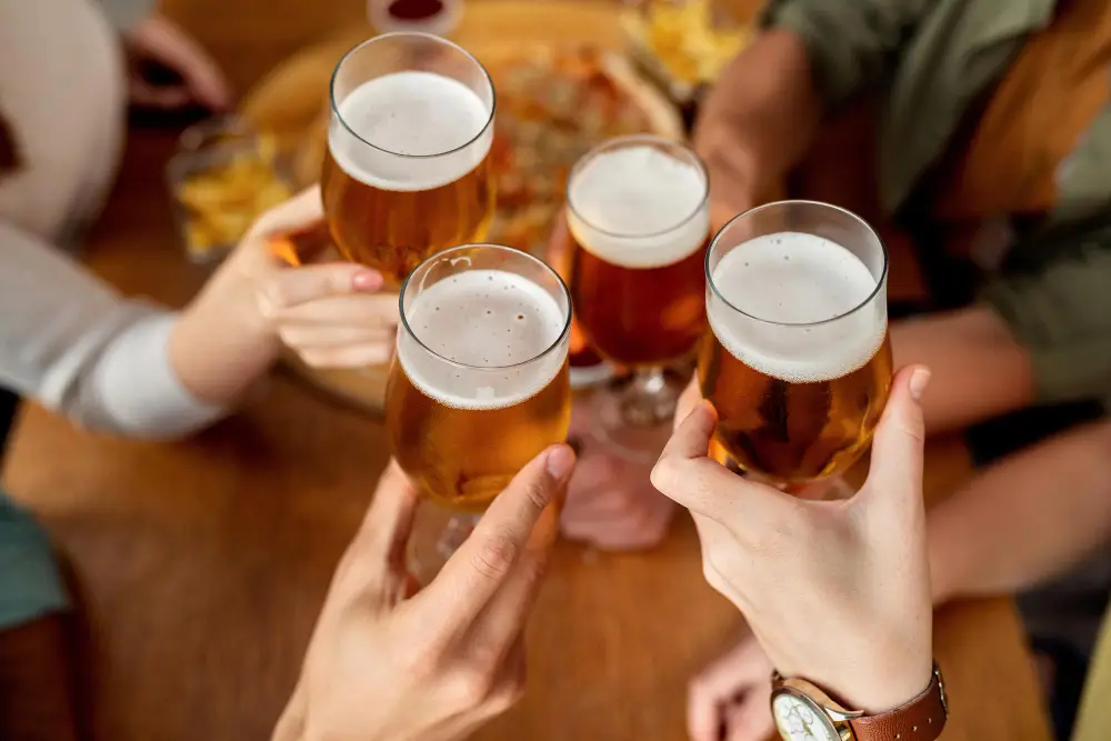 gros-plan-amis-portant-toast-biere