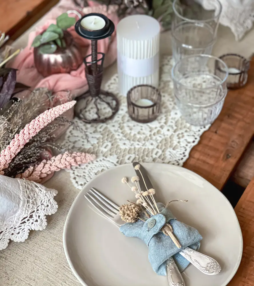 reglage-table-fete-brins-fleurs-sechees-elements-decoratifs