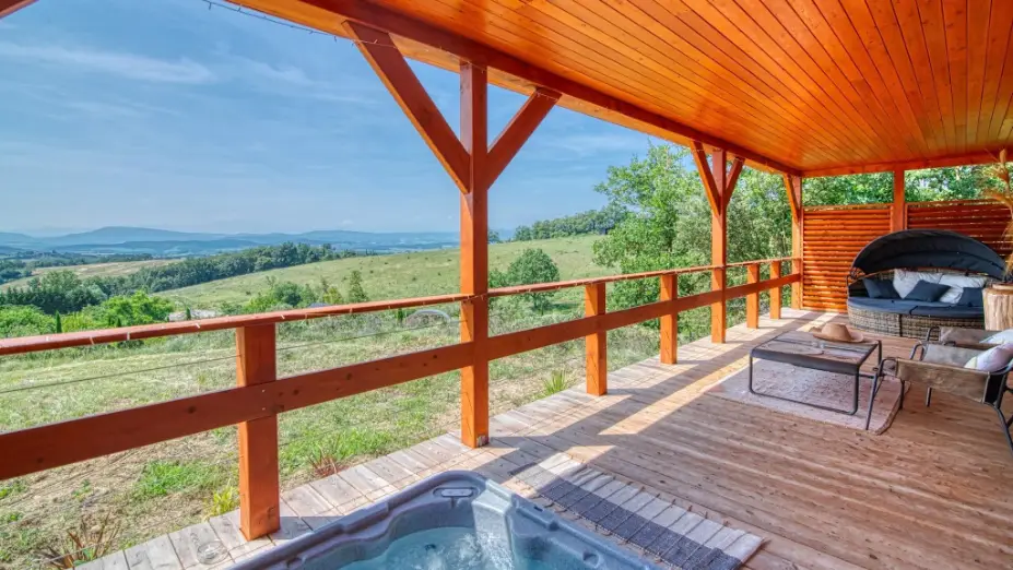 vue extraordinaire sur les Pyrénées - cabane A perte de vue avec jaccuzzi privatif
