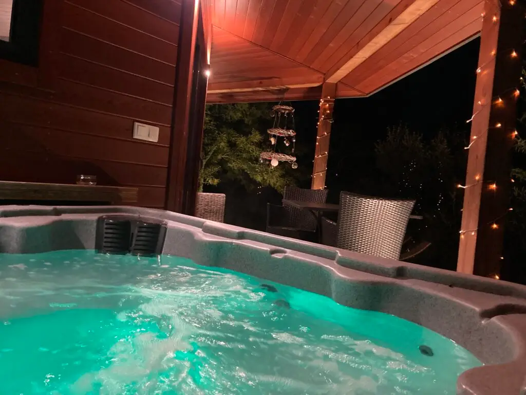 spa privatif chauffé à 38°5 à Cabanes Trésors de campagne - aude - Occitanie