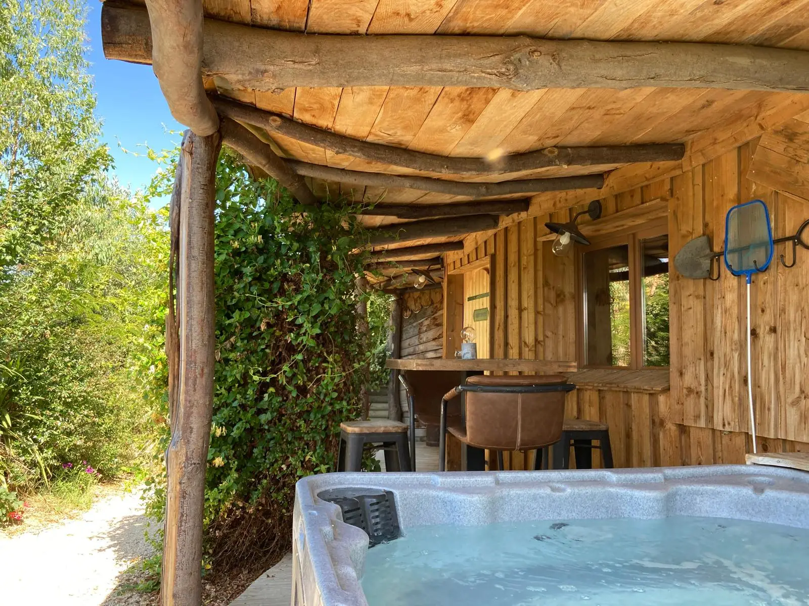 La Maison de Hobbit : Un Logement Insolite à Carcassonne, ville médiévale emblématique du sud de la France, attire chaque année des milliers de visiteurs en quête d’histoire et d’authenticité.