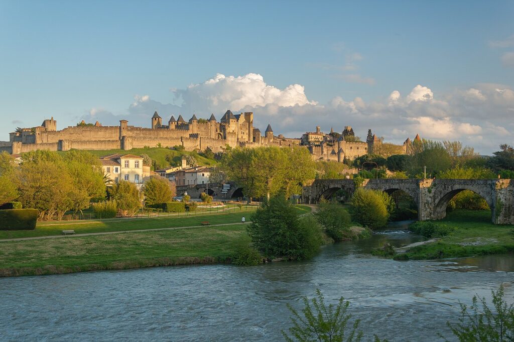 Château cathare, balade à cheval, cabane dans les arbres… Découvrez les meilleures activités en famille autour de Carcassonne avec Trésors de Campagne.