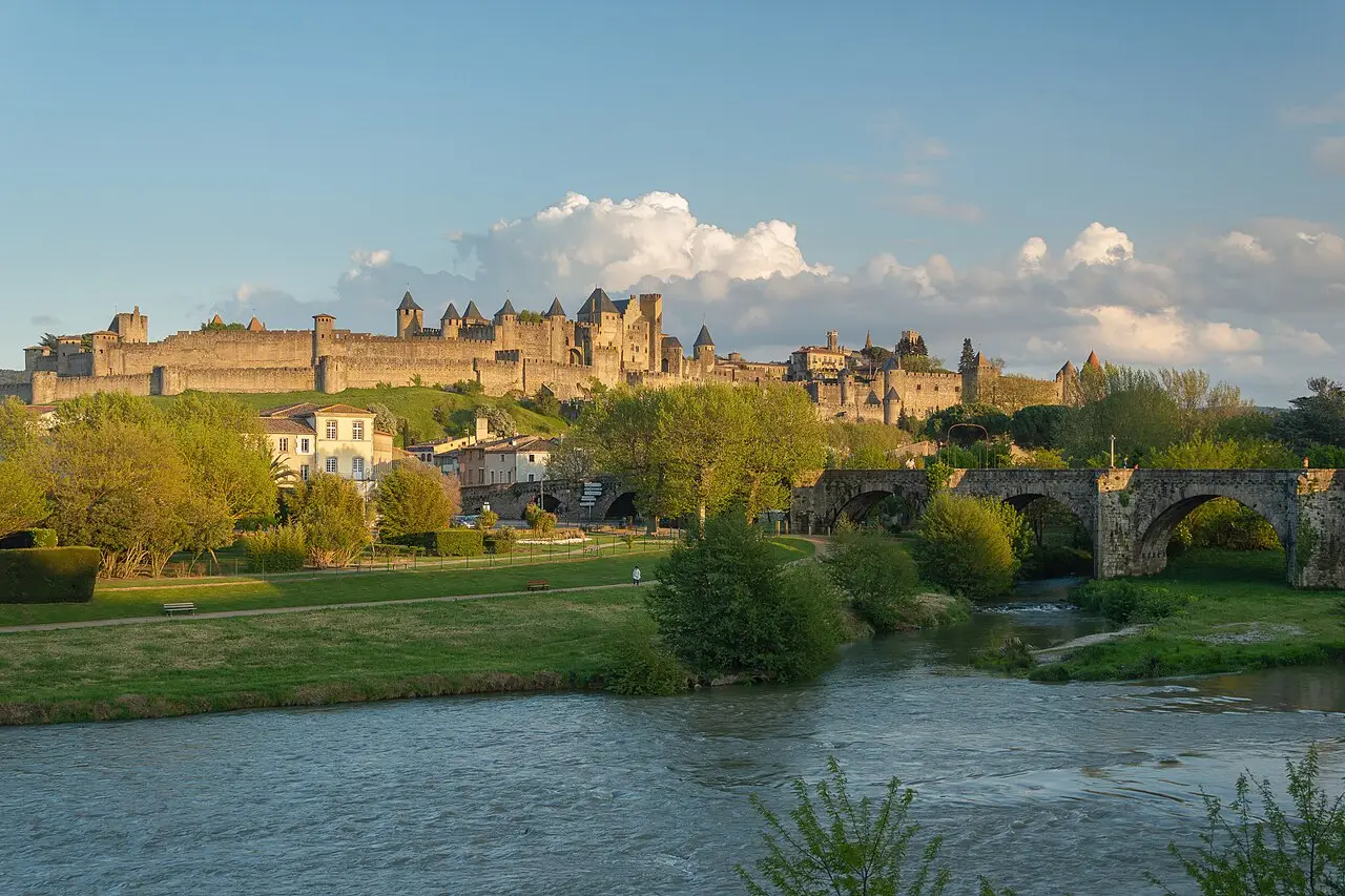Château cathare, balade à cheval, cabane dans les arbres… Découvrez les meilleures activités en famille autour de Carcassonne avec Trésors de Campagne.