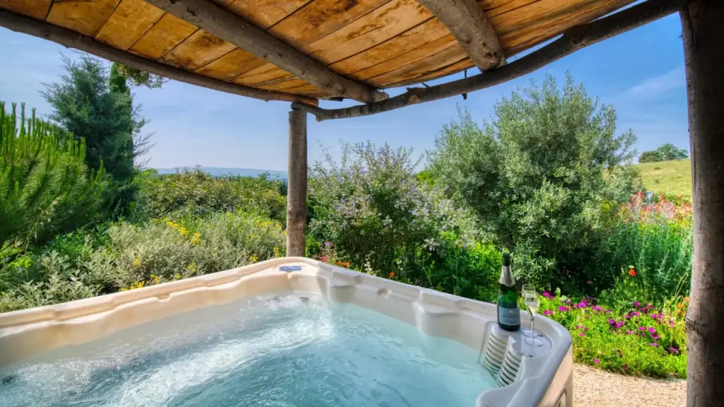 Cabane insolite en glamping avec jacuzzi privatif en pleine nature en Occitanie, domaine Trésors de Campagne
