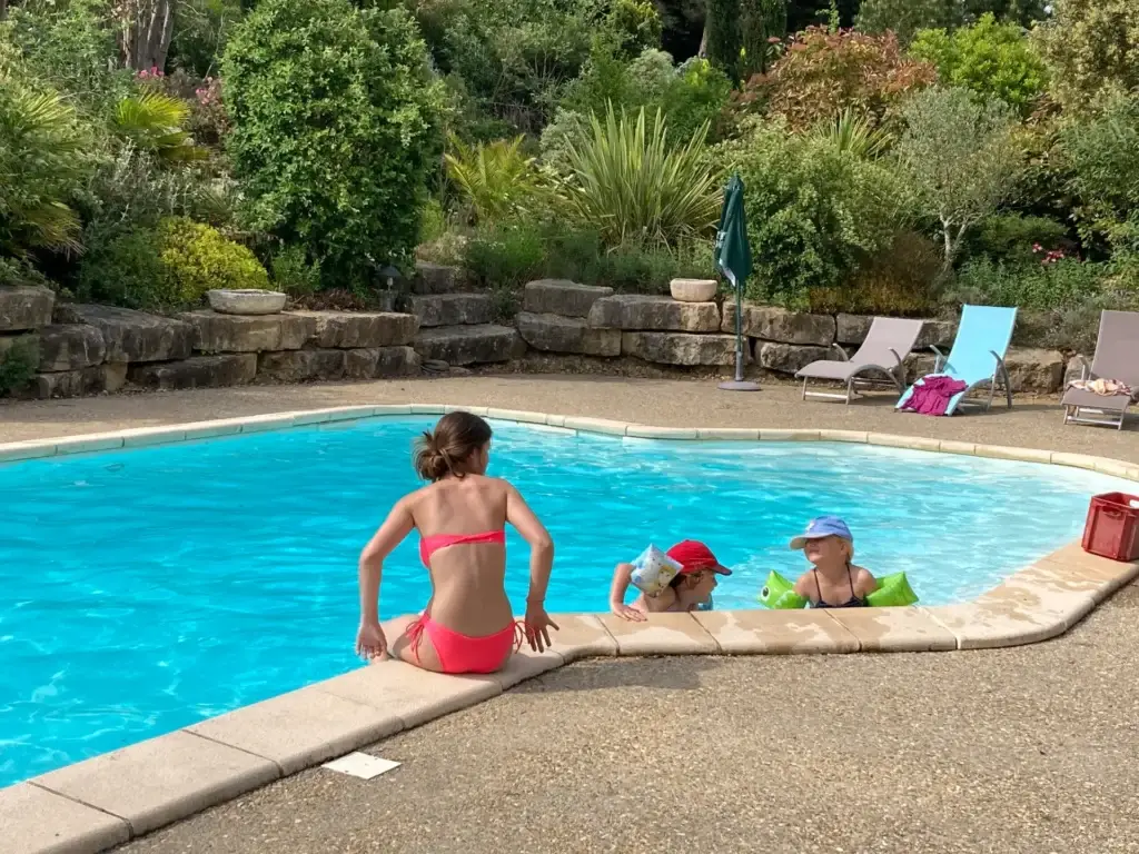Séjour nature en famille dans le Pays Cathare : activités enfants, châteaux, lac de la Cavayère et cabanes insolites. Notre guide complet pour l'Aude