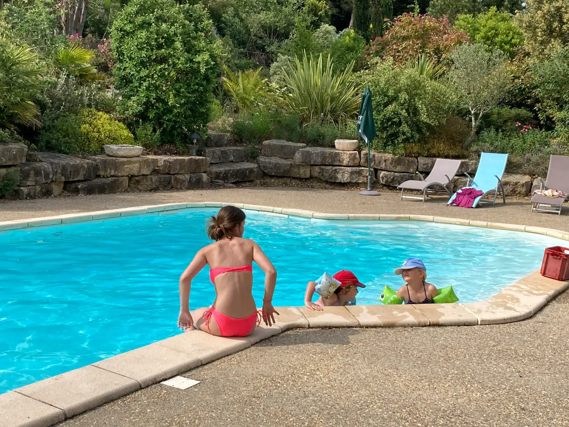Séjour nature en famille dans le Pays Cathare : activités enfants, châteaux, lac de la Cavayère et cabanes insolites. Notre guide complet pour l'Aude