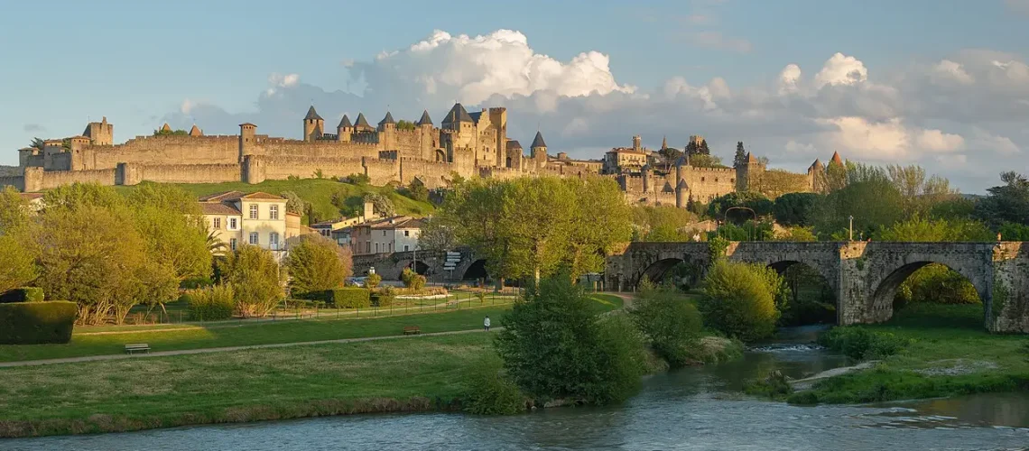Château cathare, balade à cheval, cabane dans les arbres… Découvrez les meilleures activités en famille autour de Carcassonne avec Trésors de Campagne.