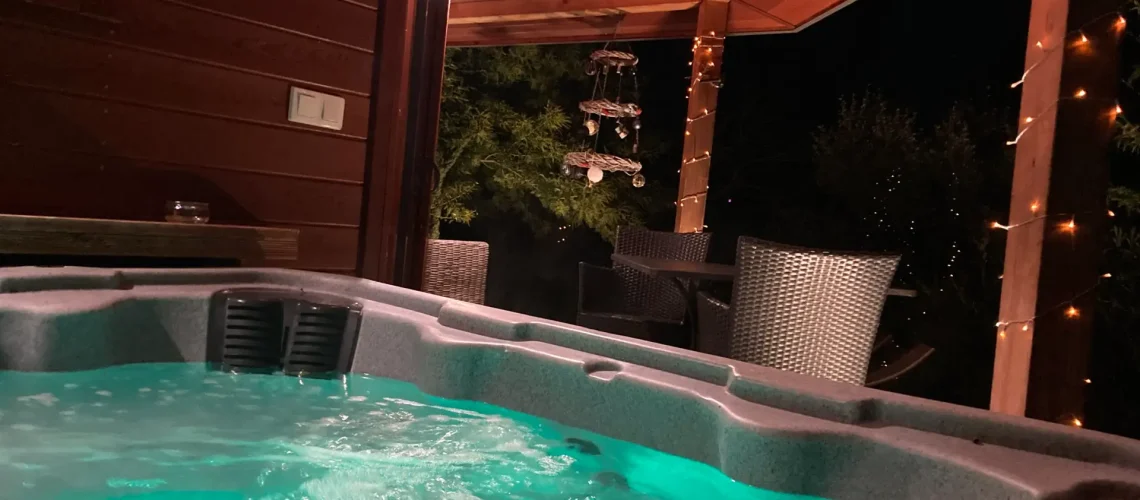 spa privatif chauffé à 38°5 à Cabanes Trésors de campagne - aude - Occitanie