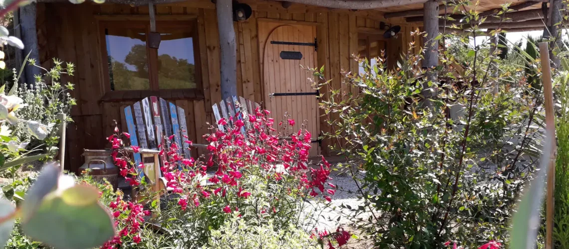 dépaysement - cadre nature - petits hommes - maison hobbit -aude - occitanie