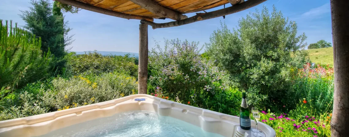 Cabane insolite en glamping avec jacuzzi privatif en pleine nature en Occitanie, domaine Trésors de Campagne
