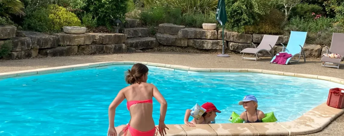 Séjour nature en famille dans le Pays Cathare : activités enfants, châteaux, lac de la Cavayère et cabanes insolites. Notre guide complet pour l'Aude